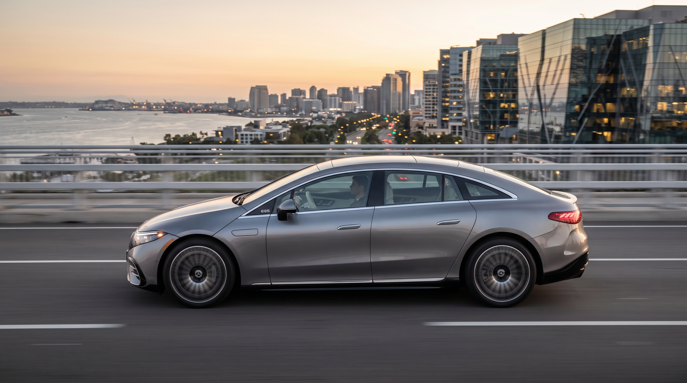 Mercedes-Benz EQS de perfil ao entardecer